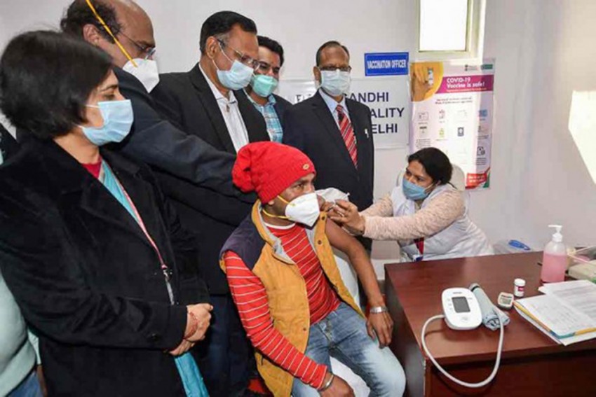 दिल्ली: वैक्सीनेशन के बाद एम्स के गार्ड की तबियत बिगड़ी, अस्पताल में भर्ती