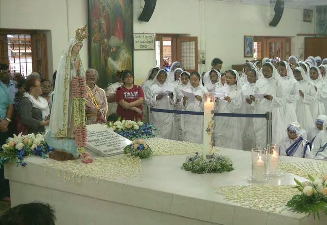 कोलकाता स्थित द मदर हाउस ऑफ मिशनरीज ऑफ चैरिटी में मदर टेरेसा की पुण्यतिथि पर प्रार्थना करते लोग