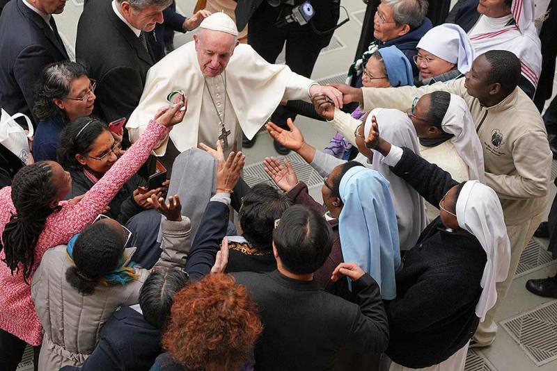 वेटिकन में पोप फ्रांसिस को आम श्रोताओं के बीच साप्ताहिक संबोधन के बाद बधाई देती नन्स