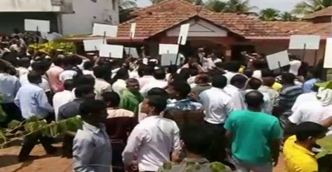 कर्नाटक में टिकट बंटवारे से नाराज कांग्रेस कार्यकर्ताओं ने की पार्टी दफ्तर में तोड़फोड़