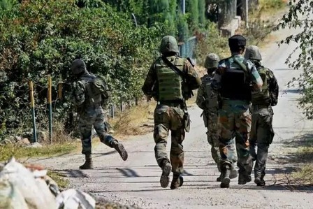 जम्मू-कश्मीर: शोपियां में सुरक्षाबलों को बड़ी कामयाबी, दो आतंकी ढेर, हथियार और गोला-बारूद बरामद