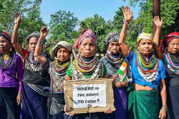 त्रिपुरा के कंचनपुर में मुफ्त राशन देने की व्यवस्था बहाल करने की मांग को लेकर प्रदर्शन करते ब्रू शरणार्थी