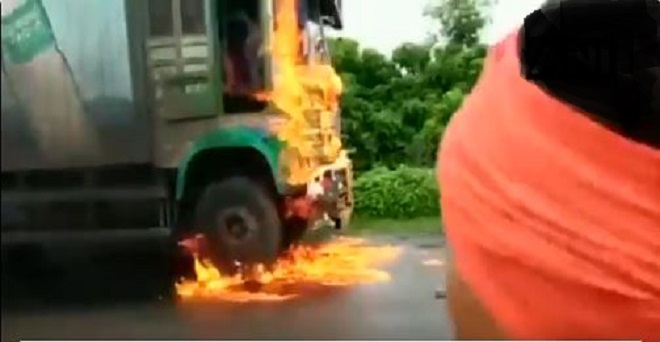 VIDEO: महाराष्ट्र में दूध उत्पादक किसानों के प्रदर्शन के बीच ट्रक में लगाई गई आग