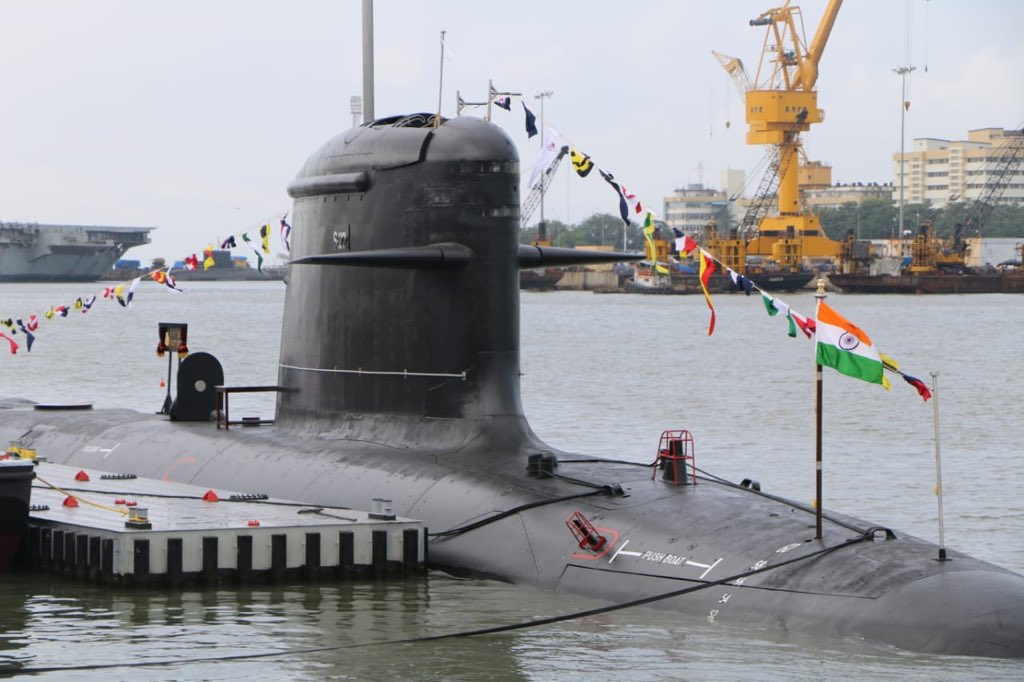 रक्षामंत्री राजनाथ सिंह की मौजूदगी में पनडुब्बी खंडेरी नौसेना के बेड़े में शामिल