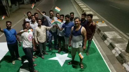 शवों के साथ हुई बर्बरता पर युवाओं ने सड़क पर बनाया पाकिस्तानी झंडा, केस दर्ज