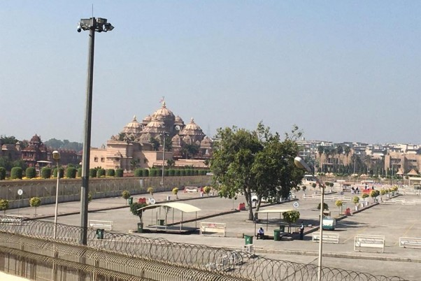 नई दिल्ली में कोरोनो वायरस महामारी के मद्देनजर अक्षरधाम मंदिर की पार्किंग की झलक