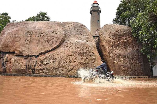 मामल्लपुरम में भारी बारिश के बाद हेरिटेज साइट पर जलभराव का नजारा