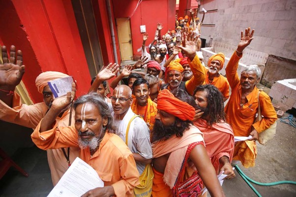 जम्मू के राम मंदिर बेस कैम्प में अमरनाथ यात्रा के लिए पंजीयन करवाने के दौरान नारे लगाते तीर्थयात्री