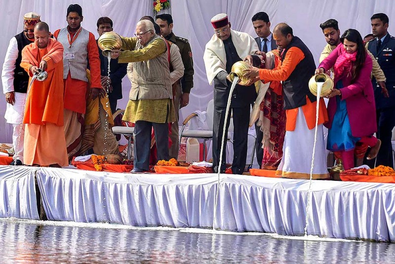 कुंभ मेले में संगम पर 'गंगा पूजन' करते राष्ट्रपति राम नाथ कोविंद, यूपी के राज्यपाल राम नाईक, सीएम योगी आदित्यनाथ और अन्य मंत्री।