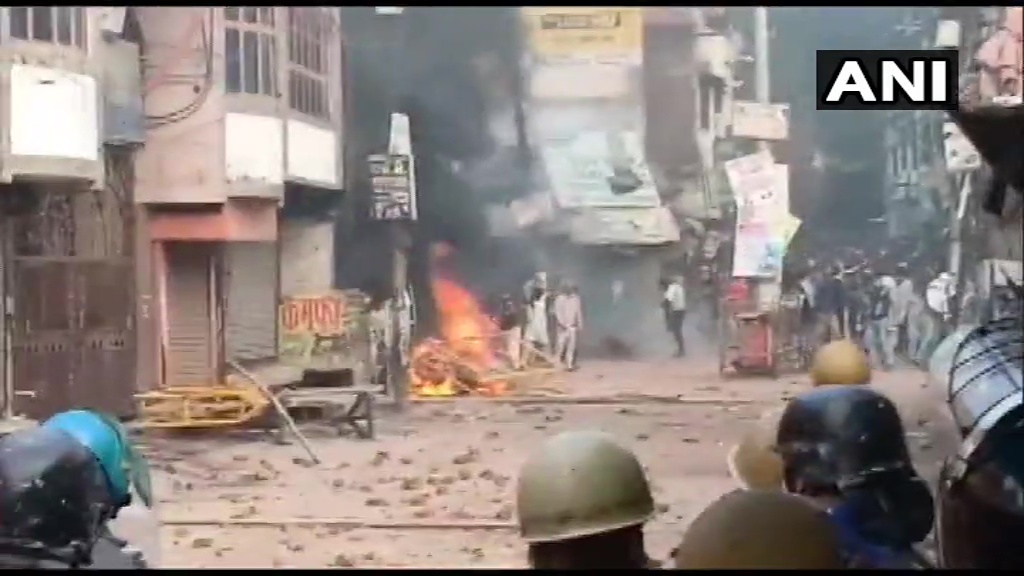 नागरिकता कानून को लेकर यूपी के रामपुर में पथराव, आंसू गैस के गोले दागे, कई घायल