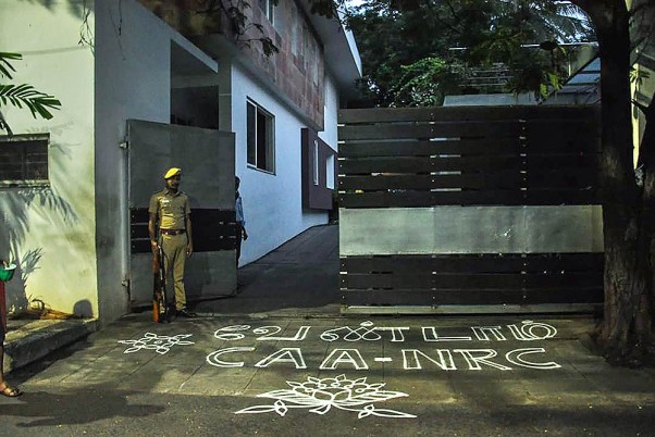 चेन्नई में द्रमुक अध्यक्ष एम के स्टालिन के आवास के बाहर सीएए और एनआरसी के खिलाफ बनी 'रंगोली'