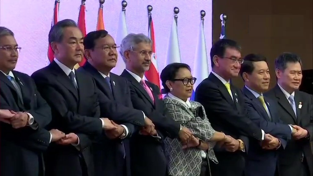 थाइलैंड: बैंकॉक में 9वें पूर्वी एशिया शिखर सम्मेलन में विदेश मंत्रियों की बैठक के दौरान ग्रुप फोटो खिंचवाते विदेश मंत्री