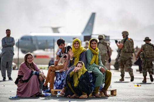काबुल एयरपोर्ट पर आफत में लोगों की जान, एक प्लेट चावल और एक बोतल पानी के दाम सुनकर उड़ जाएंगे होश