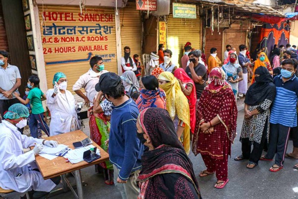 अजमेर के एक इलाके में कोविड-19 का सकारात्मक मामला सामने आने के बाद स्थानीय लोगों की जांच करती मेडिकल टीम