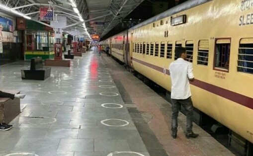 स्लीपर कोच समाप्त नहीं किये जायेंगे: रेलवे