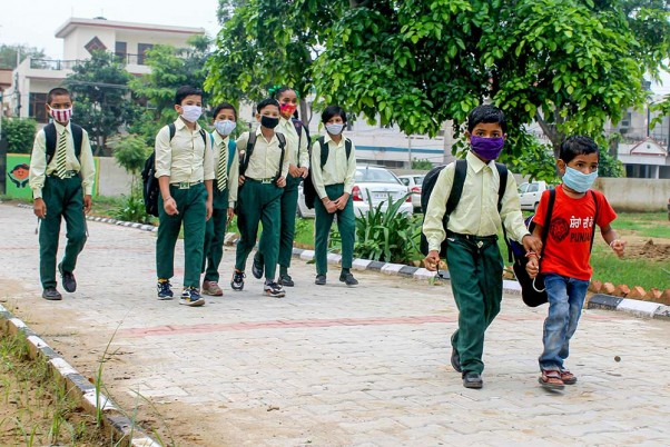 पटियाला में कोविड प्रतिबंधों में ढील के बाद खुले स्कूलों में बच्चों की वापसी