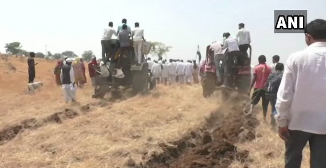 किसानों का आरोप, नीरव मोदी ने हड़पी जमीन, किया प्रोटेस्ट