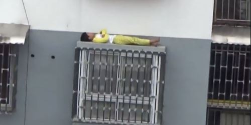 वीडियो: पापा ने डांटा तो बेटा पांचवीं मंजिल की खिड़की के शेड पर जाकर सो गया