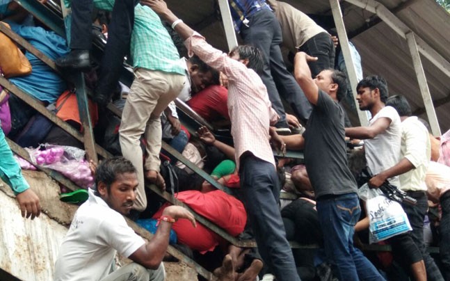 मुंबई के एलफिंस्टन रोड के फुट ओवर ब्रिज पर दर्दनाक हादसा, देखिए तस्वीरें..