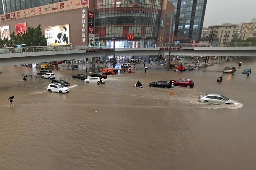 चीन में बाढ़ से भारी तबाही, मेट्रो ट्रेन भी डूबी, यात्रियों के गले तक भरा पानी, देखें तस्वीरें