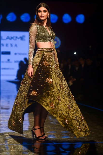 मुंबई में लक्मे फैशन वीक समर रिसॉर्ट 2020 में रैंप वॉक करती बॉलीवुड अभिनेत्री डायना पेंटी