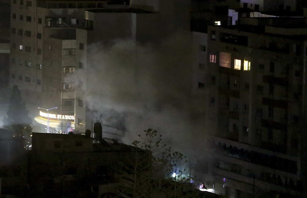 इजराइल के हवाई हमले के कारण गाजा सिटी में हमास से संबद्ध बीमा कंपनी में विस्फोट हुआ