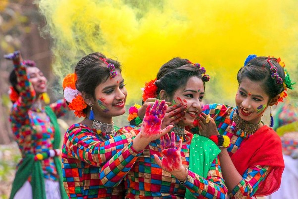 नादिया जिले में होली समारोह के दौरान एक-दूसरे को रंग लगाती महिलाएं