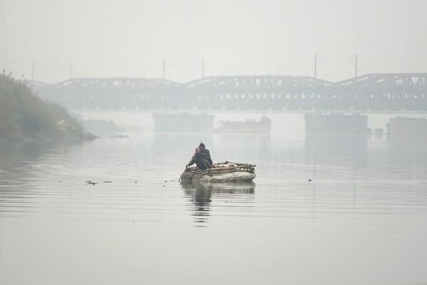 नई दिल्ली में सर्द सुबह के दौरान यमुना नदी का दृश्य