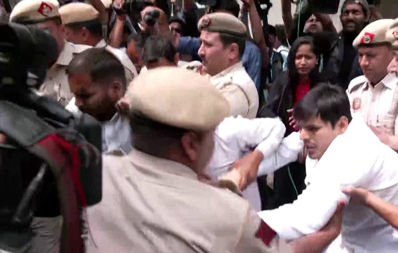 राहुल गांधी के घर पहुंची दिल्ली पुलिस, कांग्रेस नेताओं ने बताया उत्पीड़न
