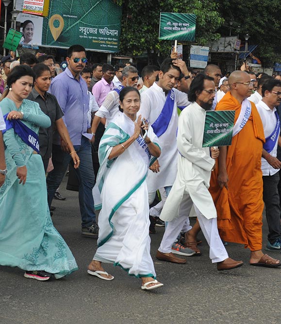 कोलकाता में पर्यावरण जागरूकता अभियान के दौरान पश्चिम बंगाल की मुख्यमंत्री ममता बनर्जी