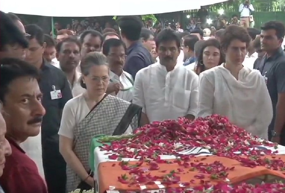 नम आंखों के साथ शीला दीक्षित को अंतिम विदाई, अंतिम संस्कार में भारी भीड़