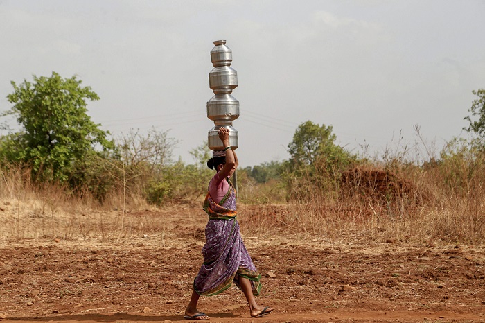 महाराष्ट्र में ठाणे जिले के मुरबाद में गहराया जल संकट, पानी के लिए जद्दोजहद करती महिला