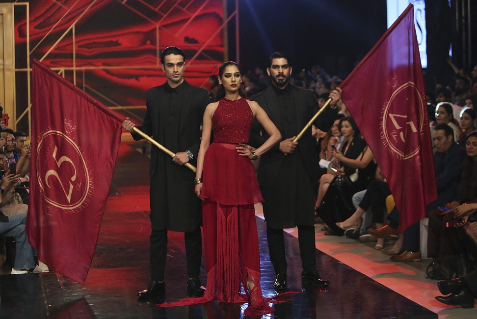 लाहौर में सनसिल्क फैशन वीक के दौरान पाकिस्तानी मॉडल