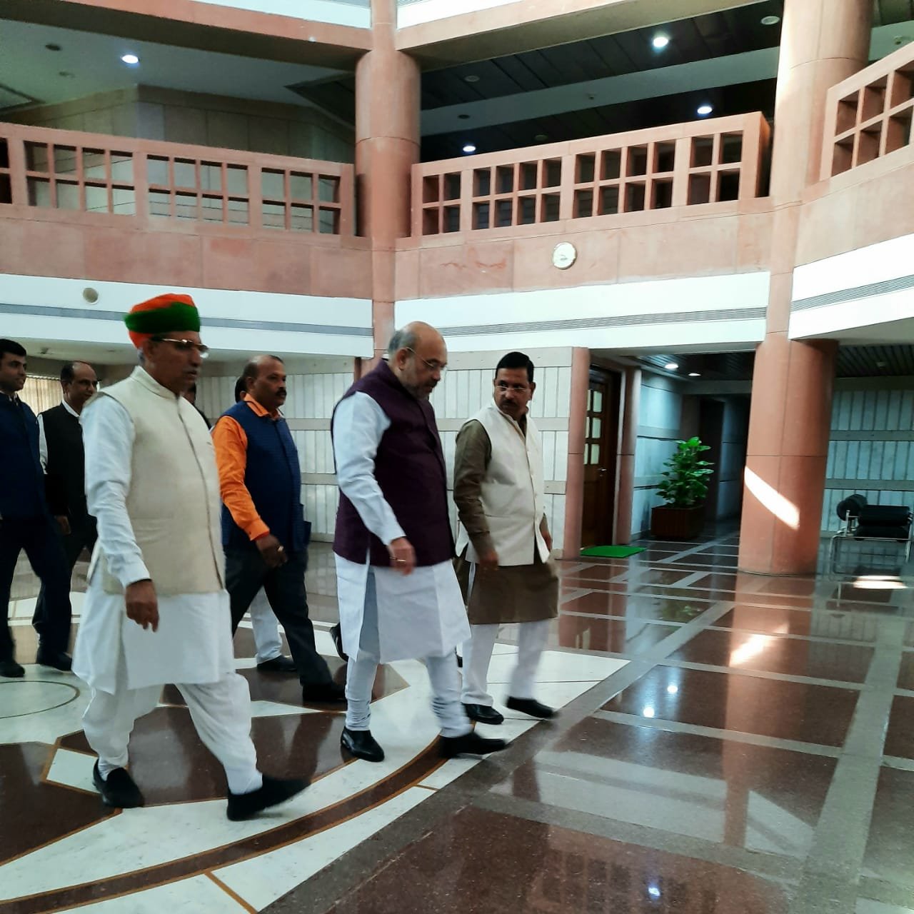 भाजपा संसदीय दल की बैठक के लिए पार्लियामेंट लाइब्रेरी बिल्डिंग पहुंचते केंद्रीय गृह मंत्री अमित शाह