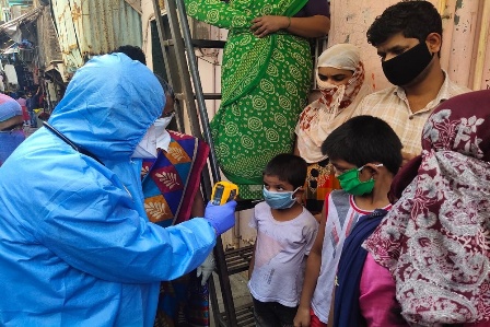 कोरोना वायरस के मद्देनजर मुंबई के धारावी में लोगों की थर्मल स्क्रीनिंग करती महाराष्ट्र मेडिकल एसोसिएशन के 150 डॉक्टरों की टीम