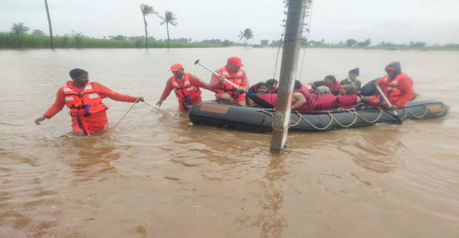 कोल्हापुर में बाढ़ से 51,000 लोग प्रभावित, नौसेना की पांच टीमें राहत कार्य में जूटी