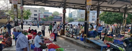 कोरोना वायरस महामारी के मद्देनजर विक्रेताओं और ग्राहकों के बीच सोशल डिस्टेंसिंग को बनाए रखने के लिए  तमिलनाडु में अस्थायी रूप से सब्जी मंडी को स्थानांतरित किया गया