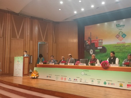 आउटलुक एग्रीकल्चर कॉनक्लेव के मंच पर विशेषज्ञ और संबोधित करते आउटलुक हिंदी के संपादक हरवीर सिंह
