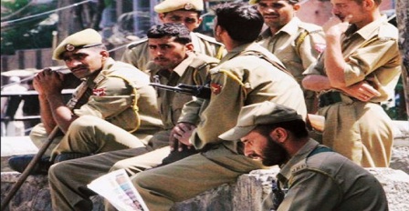 जम्मू-कश्मीर: आतंकियों ने पुलिसकर्मियों से छीनी पांच राइफलें