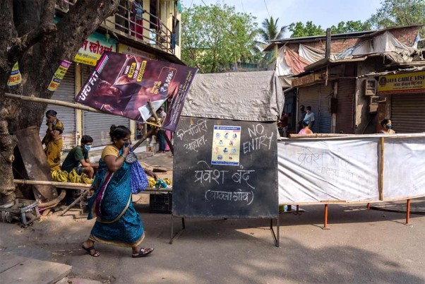 राष्ट्रव्यापी तालाबंदी के बीच मुंबई के गतला गांव में प्रवेश पर बाहरी लोगों के लिए 'नो एंट्री' का लगा बोर्ड