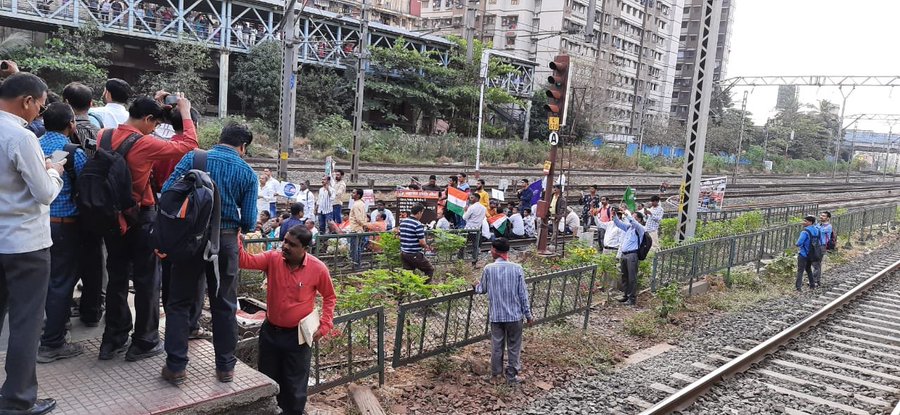 नागरिकता संशोधन कानून और एनआरसी के विरोध  में कांजुरमार्ग स्टेशन पर रेलवे ट्रैक को ब्लॉक कर प्रदर्शन करते बहुजन क्रांति मोर्चा के सदस्य