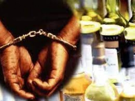 यूपी बिहार में जहरीली शराब से दर्जनों की मौत, 8 अधिकारी निलंबित