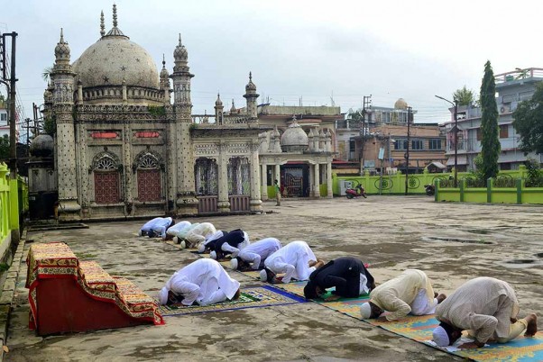 अगरतला में ईद उल-अजहा के अवसर पर गेदु मियां की मस्जिद में नमाज अदा करते लोग