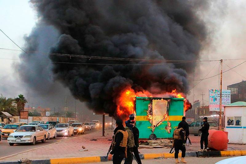 इराक में बेहतर सार्वजनिक सेवाओं और नौकरियों की मांग को लेकर प्रदर्शन, पुलिस चौकी को किया आग के हवाले