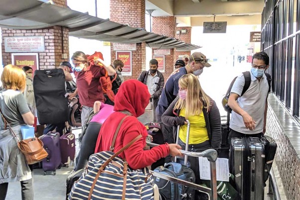 नेपाल में विशेष विमान से अमेरिका जाने के लिए काठमांडू अंतरराष्ट्रीय हवाई अड्डे पर पहुंचे अमेरिकी पर्यटक