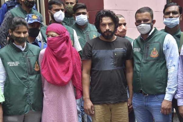 यूपी के सहारनपुर में गिरफ्तार कुख्यात बदमाश काला जठेड़ी और महिला डान अनुराधा चौधरी