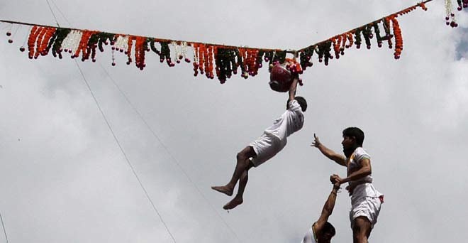 मुंबई: दही हांडी समारोह के दौरान 2 'गोविंदाओं' की मौत, 117 लोग घायल