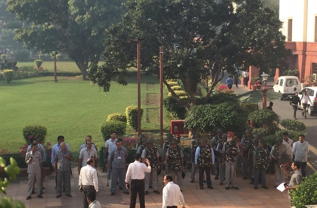 करतारपुर कॉरिडोर के यात्री टर्मिनल का उद्घाटन करने के बाद 'लंगर' खाते हुए प्रधानमंत्री नरेद्र मोदी