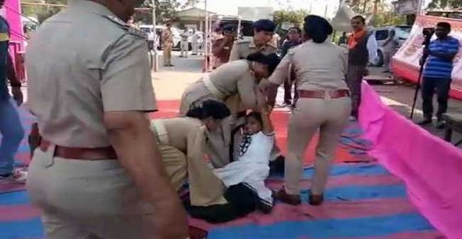 गुजरात: सीएम रूपाणी के सामने शहीद की बेटी का अपमान, राहुल गांधी ने बताया शर्मनाक