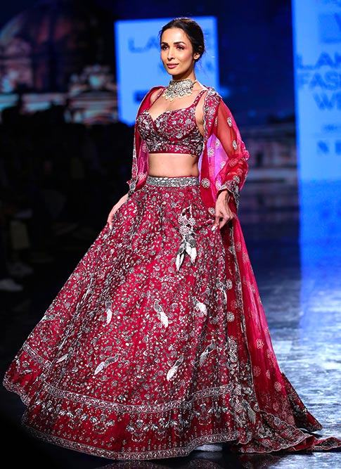 मुंबई में लक्मे फैशन वीक समर रिसॉर्ट 2020 के दौरान बॉलीवुड अभिनेत्री मलाइका अरोड़ा